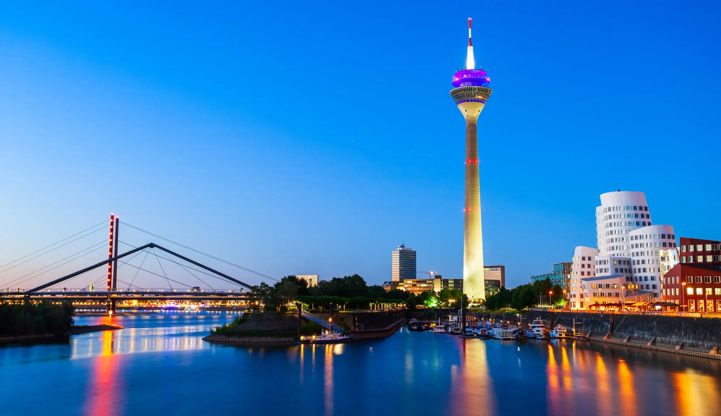 Düsseldorf met de Rheinturm en de Medienhafen