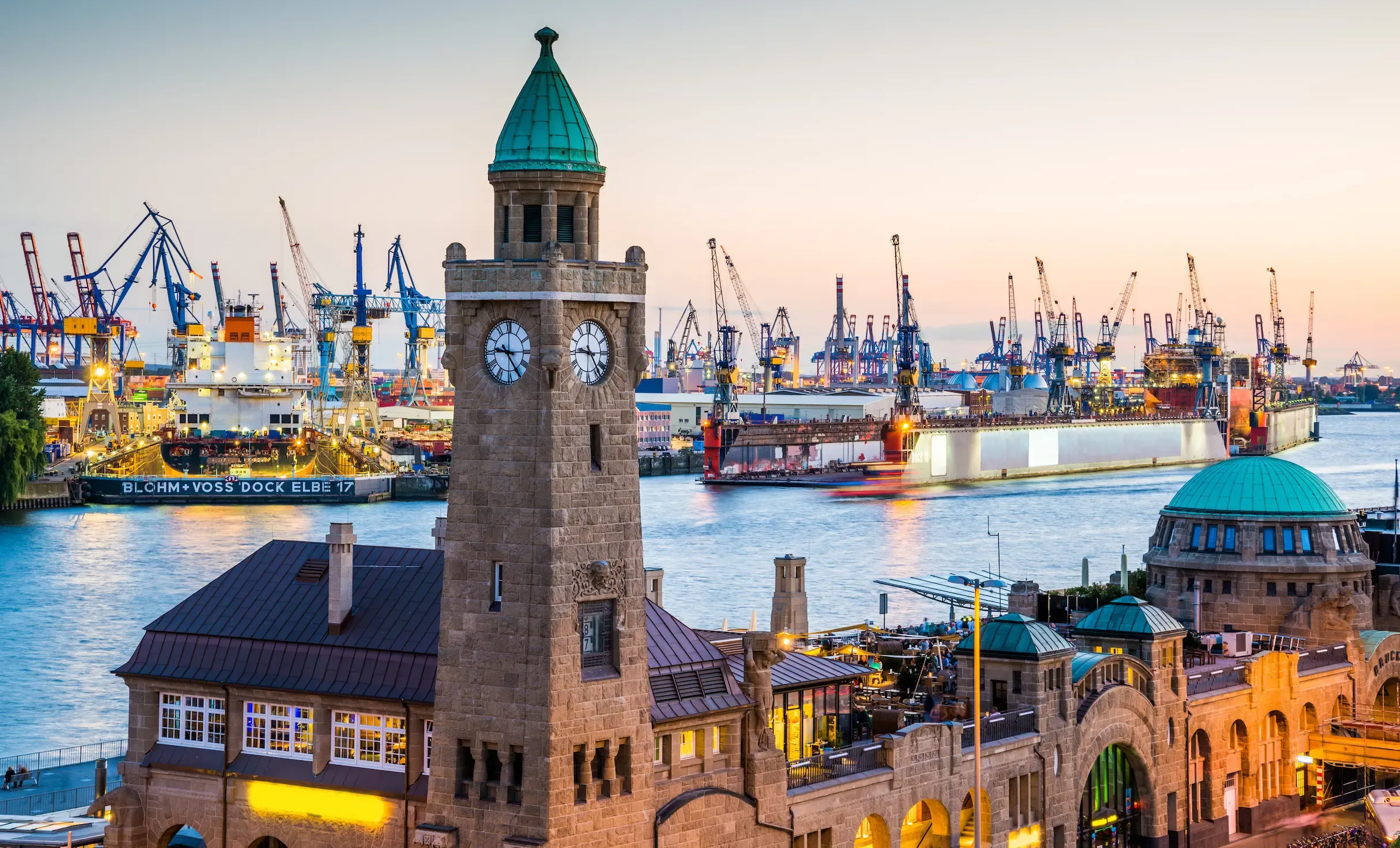 Hamburg met de Landungsbrücken en de haven