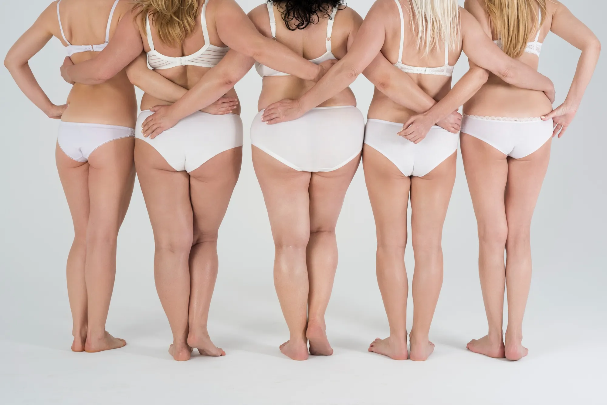 Vrouwen in wit ondergoed van achteren